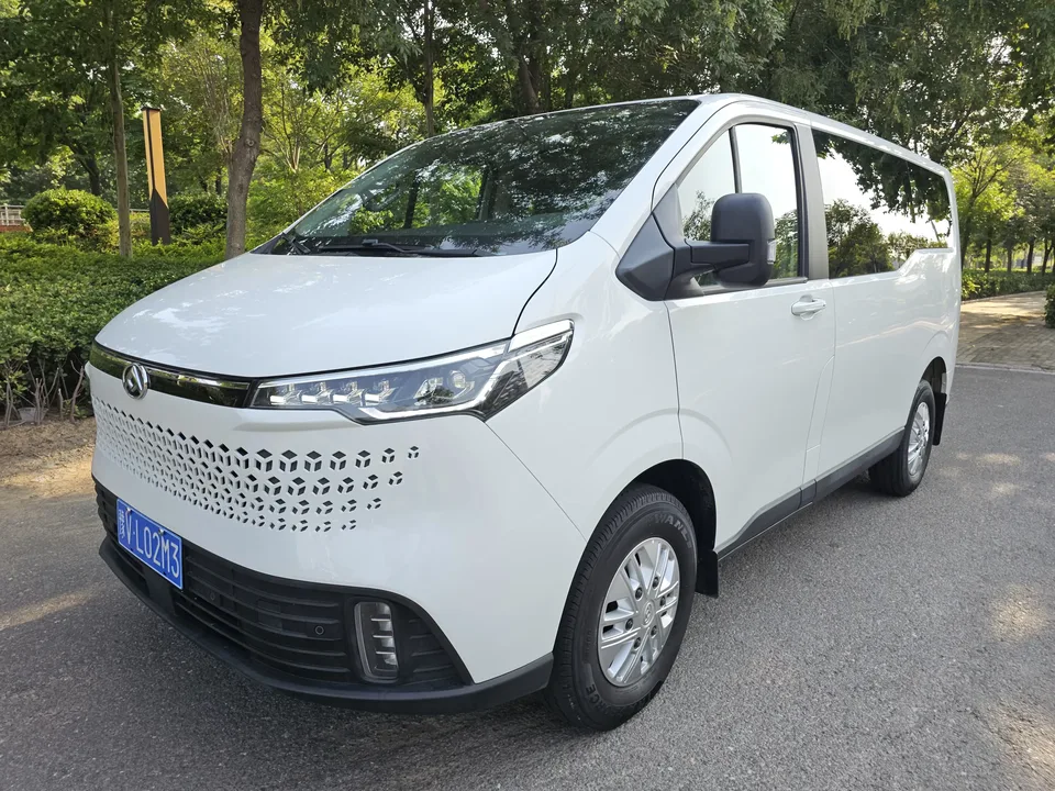 Datong Xintu V70 Xintu V70 2023 2.0T Diesel Manual Elite Edition Short Axle Low Top 5/6 Seats 125Ps 2023 — photo 1, buy with delivery to Moscow