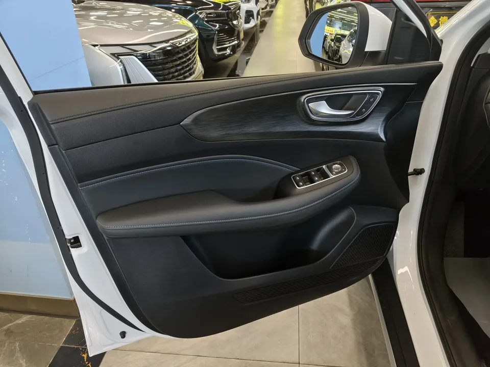 Roewe RX5 Roewe RX5 2025 PLUS 330TGI Automatic Trendsetting Smart Edition 2025 — thumbnail 3