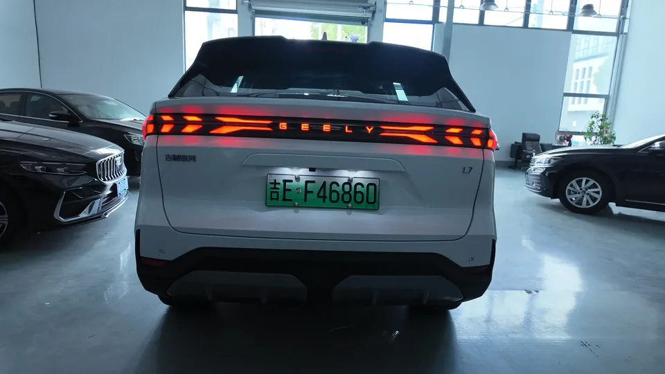 Geely Galaxy L7 Galaxy L7 2024 1.5T DHT 115km PLUS Longteng Edition 2024 — миниатюра 5