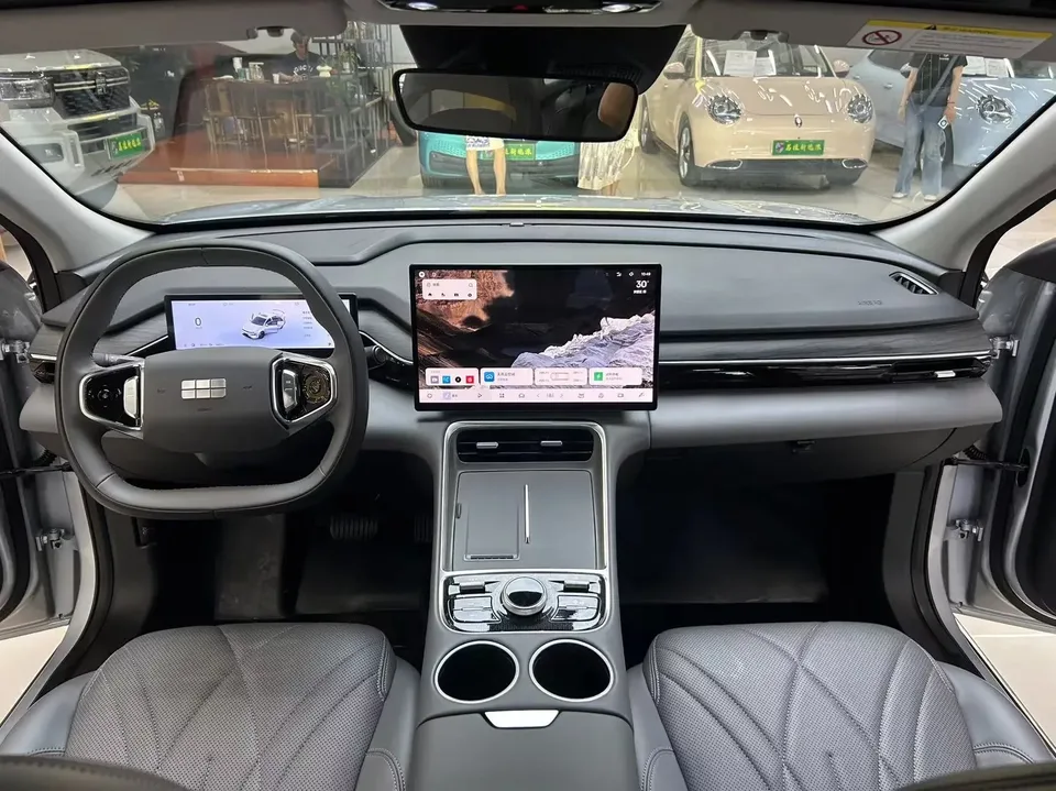 Geely Galaxy L6 Galaxy L6 2025 1.5 EM-i DHT 140KM Starship Edition 2025 — thumbnail 3