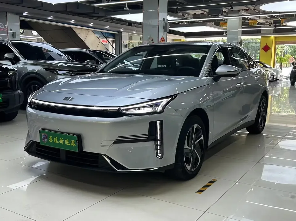 Geely Galaxy L6 Galaxy L6 2025 1.5 EM-i DHT 140KM Starship Edition 2025 — photo 1, buy with delivery to Moscow