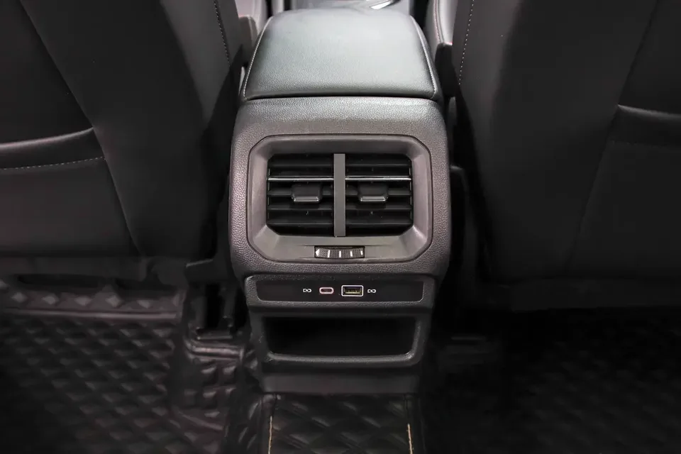 Volkswagen Tharu tuyue 2022 280TSI 2WD Deluxe Edition 2022 — thumbnail 3