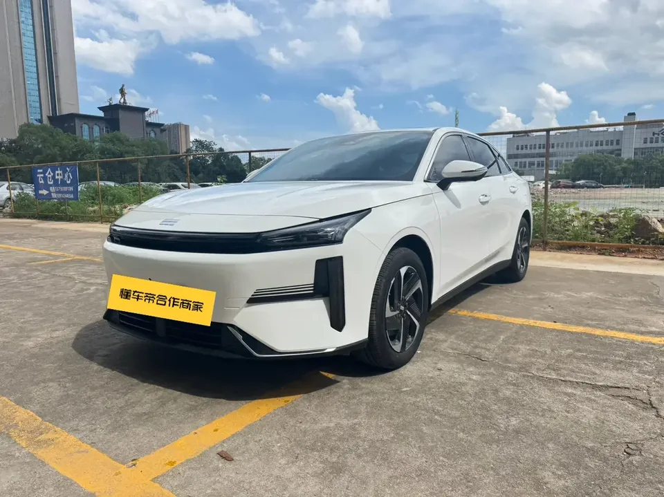 Geely Galaxy L6 Galaxy L6 2025 1.5 EM-i DHT 140KM Long-distance Version 2025 — photo 1, buy with delivery to Moscow