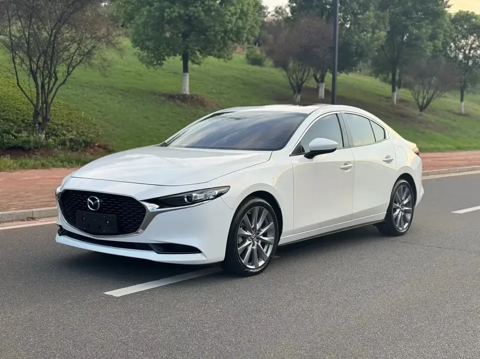Mazda Axela Mazda3 Angkesela 2023 2.0L Automatic Elegant Edition 2022 — photo 1, buy with delivery to Moscow