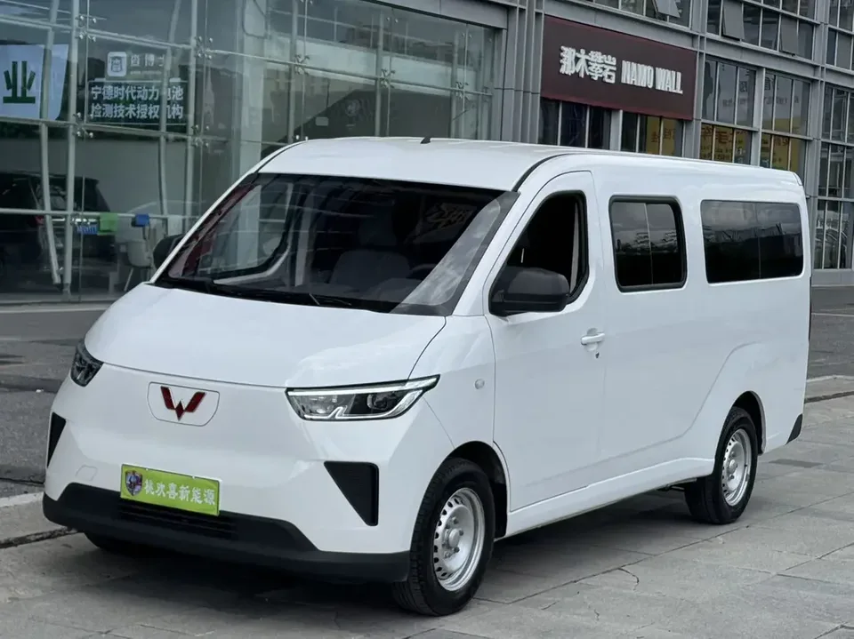Wuling Yangguang Wuling Yangguang 2024 300km Comfortable Bus Version 75kW 2025 — photo 1, buy with delivery to Moscow