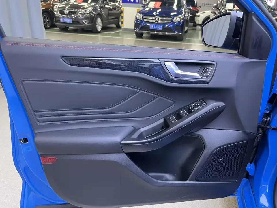 Ford Focus fox 2022 Hatchback EcoBoost 180 Automatic ST Line 2022 — thumbnail 3