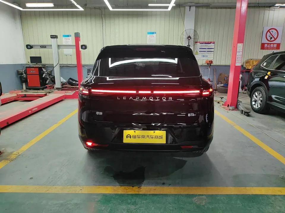 Leapmotor B10 Leapmotor B10 2025 510 Enjoy Edition 2025 — миниатюра 2