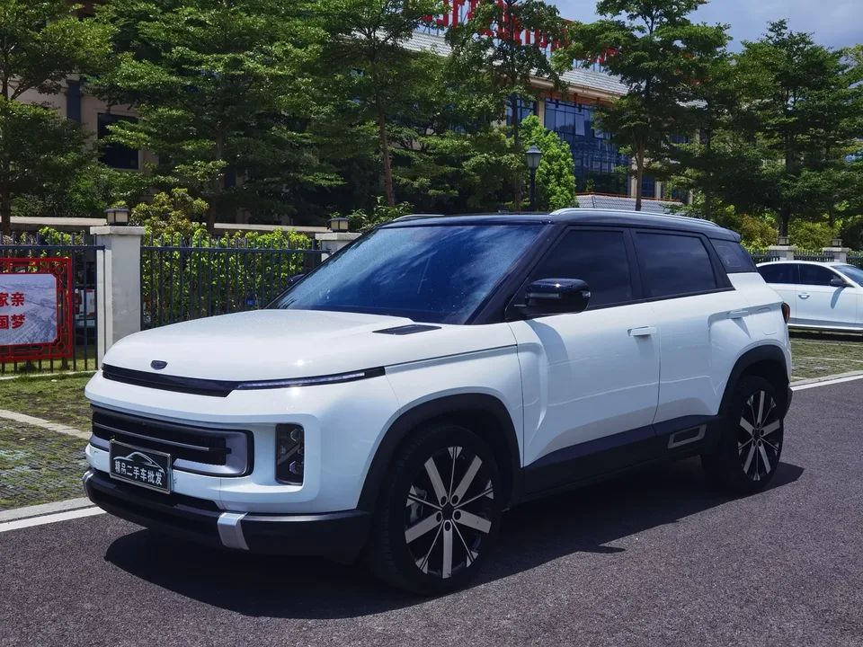 Geely ICON Geely ICON 2023 1.5TD Chocolate Chocolate Edition 2024 — photo 1, buy with delivery to Moscow