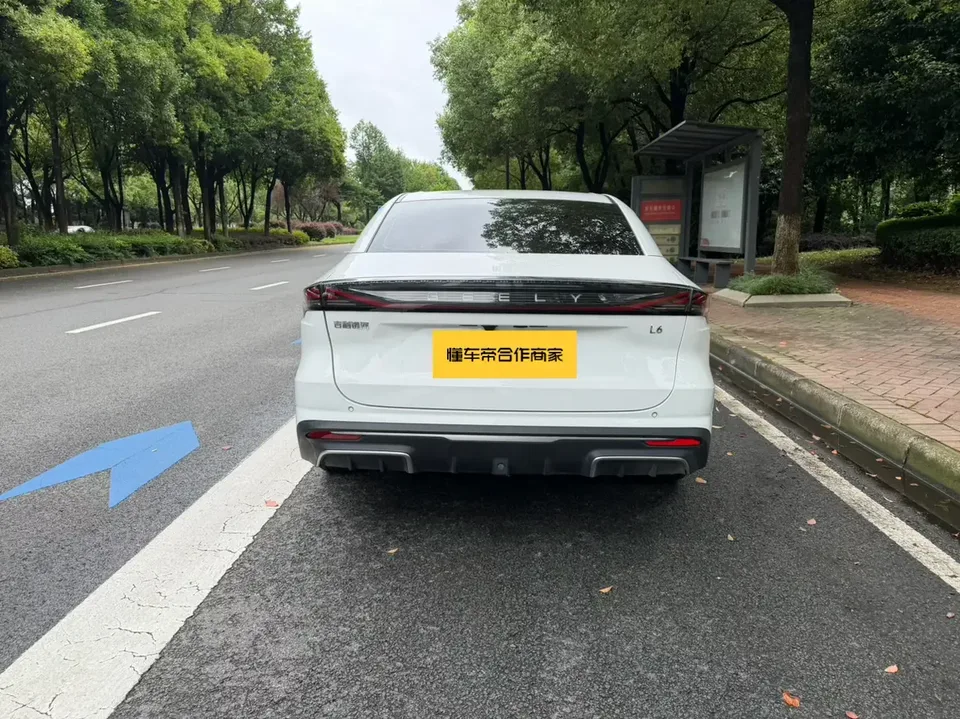 Geely Galaxy L6 Galaxy L6 2024 Longteng version 1.5T DHT 125km PLUS 2024 — thumbnail 2