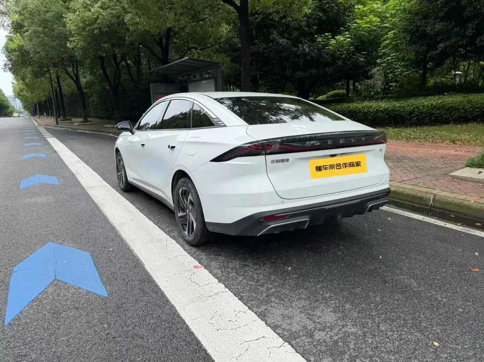 Geely Galaxy L6 Galaxy L6 2024 Longteng version 1.5T DHT 125km PLUS 2024 — thumbnail 4