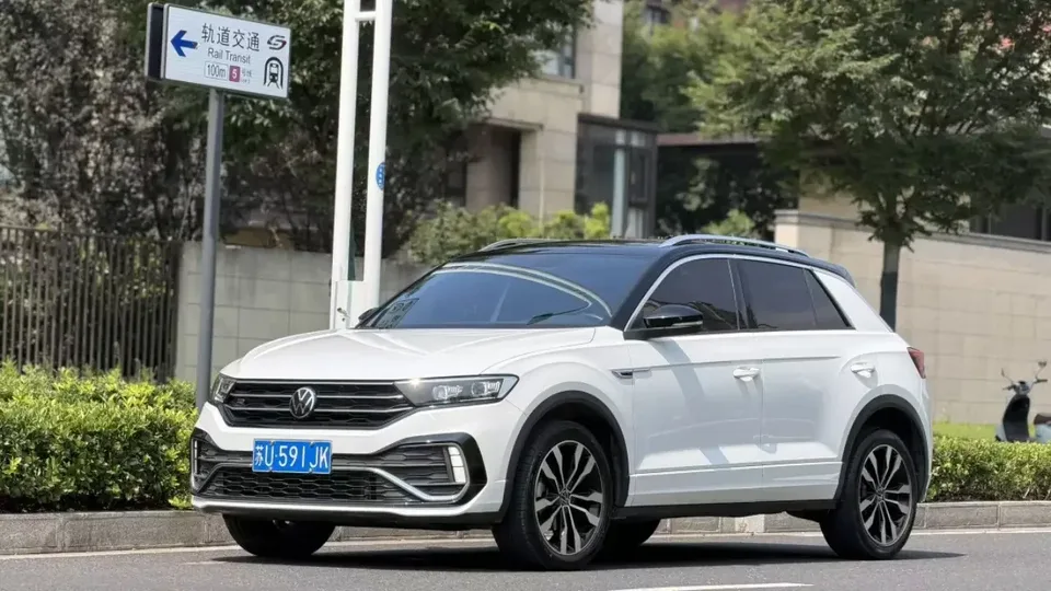 Volkswagen T-Roc TANG 2022 280TSI DSG 2WD R-Line Pro PLUS 2023 — photo 1, buy with delivery to Moscow
