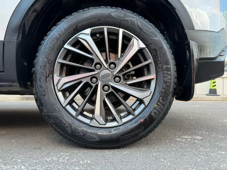 Geely Coolray SX11 Binyue 2023 1.4T Manual Gold Edition 2024 — thumbnail 2