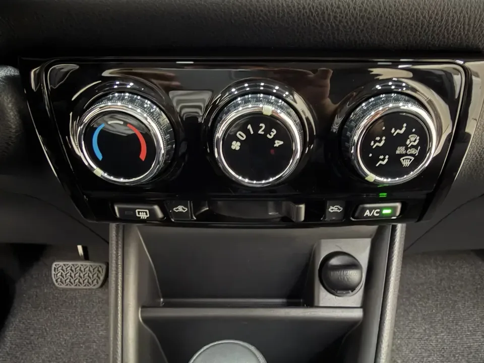 Toyota Vios Vios 2022 1.5L CVT 20th Anniversary Edition 2023 — миниатюра 3