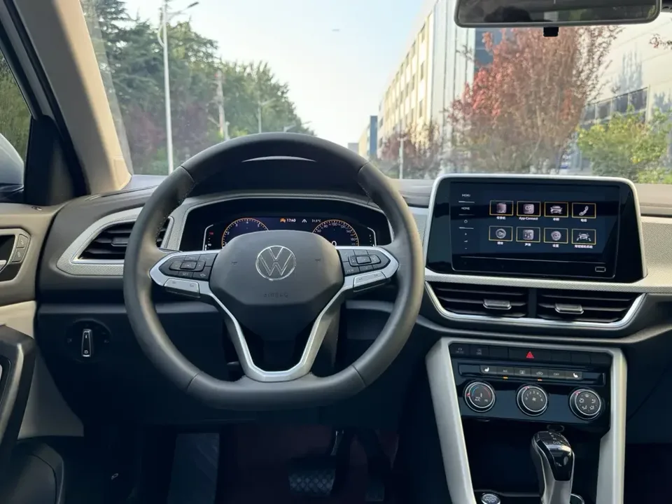 Volkswagen T-Roc TANG 2023 280TSI DSG Time Edition 2023 — thumbnail 3