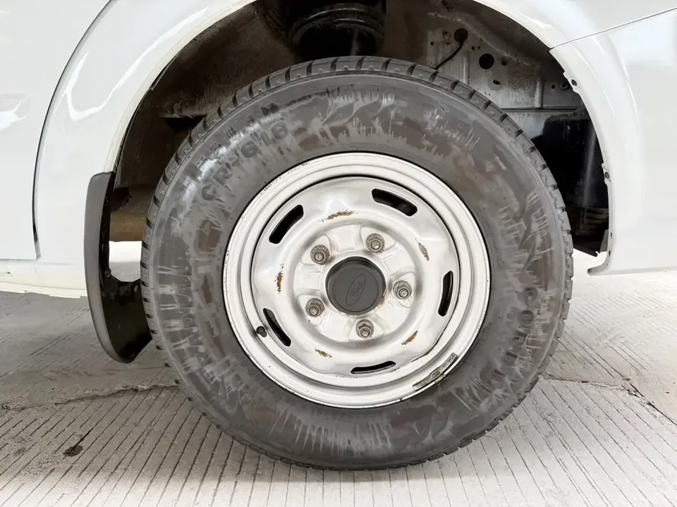 Jiangling Fushun Fushun 2023 2.0T manual diesel mid-axle mid-top commercial multi-purpose passenger car 6 seats 2024 — thumbnail 3