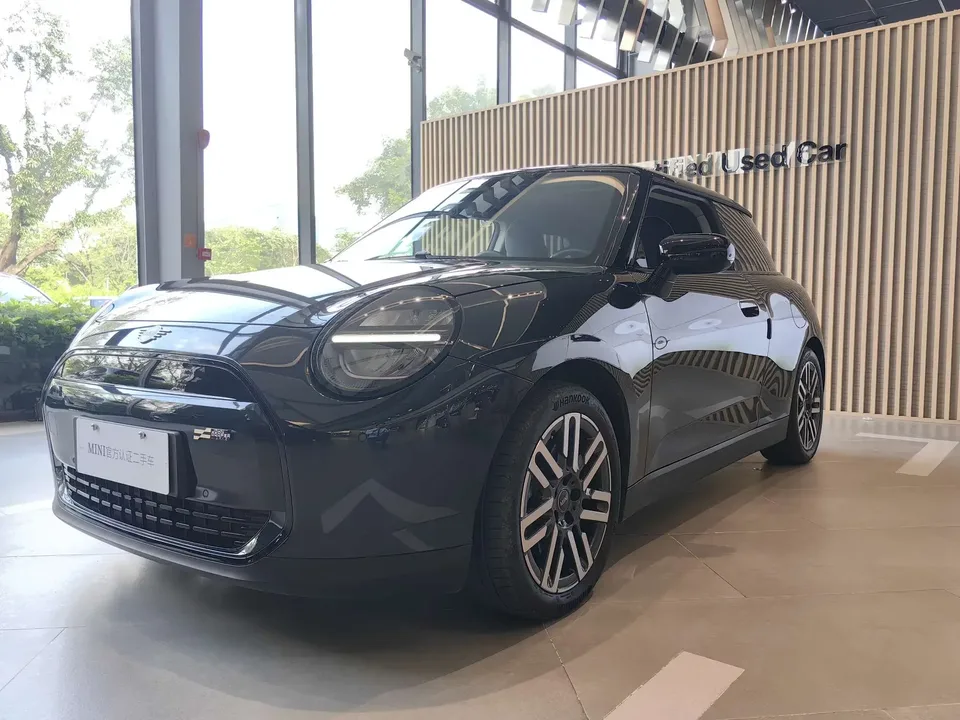 MINI electric COOPER ELECTRIC MINI COOPER 2024 COOPER E Classic 2025 — photo 1, buy with delivery to Moscow