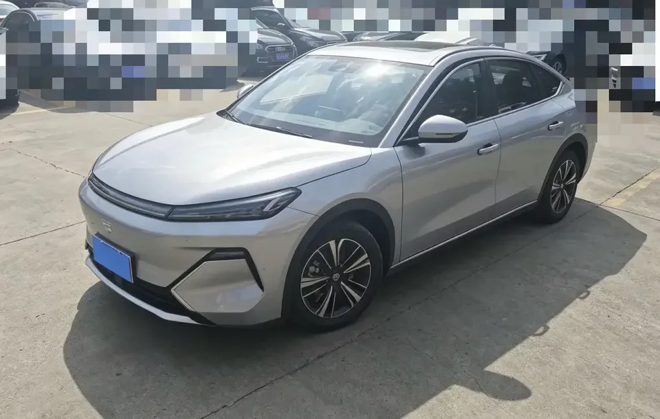 Geely Galaxy Starship 7 EM-i Galaxy Starship 7 EM-i 2025 120KM Sailing+ 2025 — photo 1, buy with delivery to Moscow