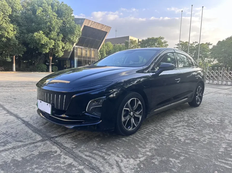 Hongqi E-QM5 Hongqi E-QM5 2024 450km travel version 100kW 2023 — photo 1, buy with delivery to Moscow