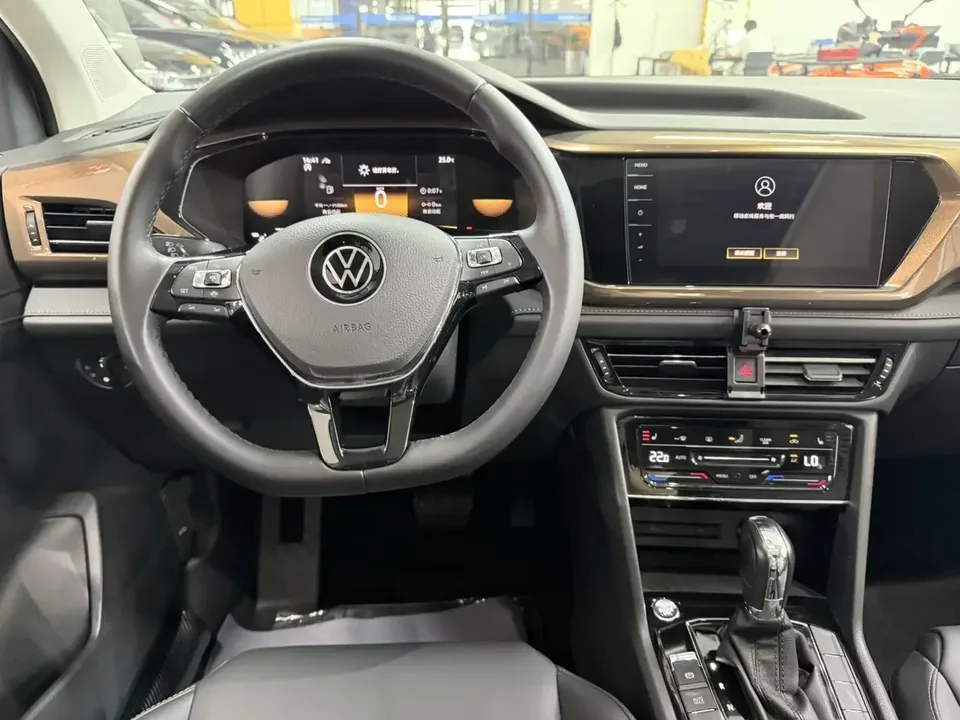 Volkswagen Tharu tuyue 2022 280TSI 2WD Deluxe Edition 2023 — thumbnail 4