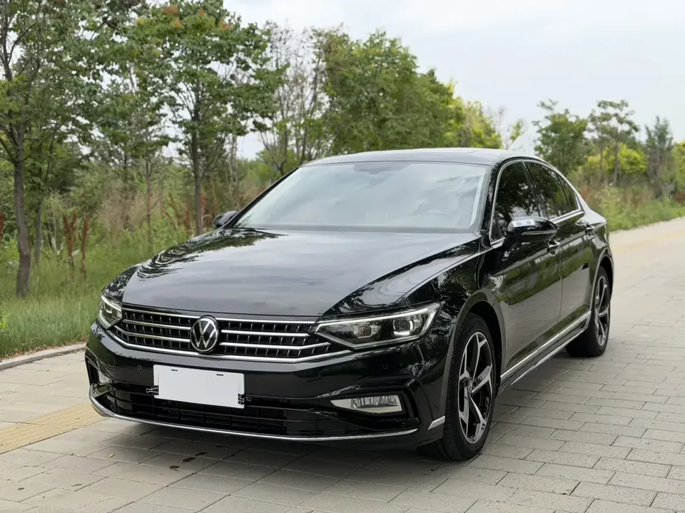 Volkswagen Magotan Magotan 2023 2 millionth anniversary edition 280TSI DSG leading model 2023 — photo 1, buy with delivery to Moscow