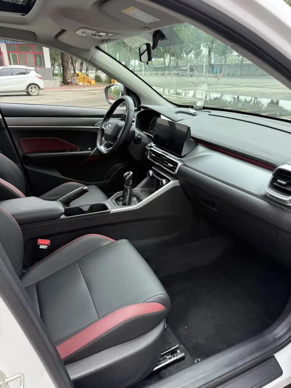 Geely Coolray SX11 Binyue 2023 1.4T Manual Gold Edition 2022 — миниатюра 3