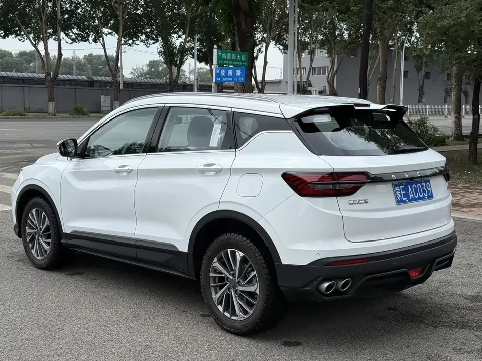 Geely Coolray SX11 Binyue 2023 1.4T Manual Gold Edition 2022 — миниатюра 4