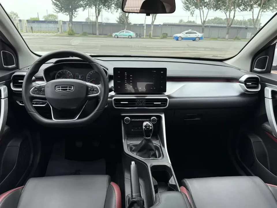 Geely Coolray SX11 Binyue 2023 1.4T Manual Gold Edition 2022 — миниатюра 5