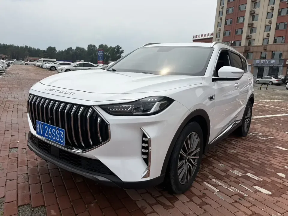 Jetour Jietu X70 PLUS Jietu X70 PLUS 2023 1.5T DCT Brave PLUS 7-seater 2023 — photo 1, buy with delivery to Moscow