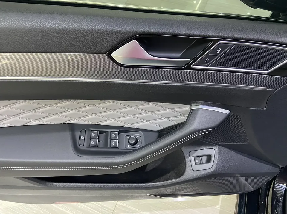 Volkswagen Magotan Magotan 2023 2 millionth anniversary edition 280TSI DSG leading model 2023 — thumbnail 3