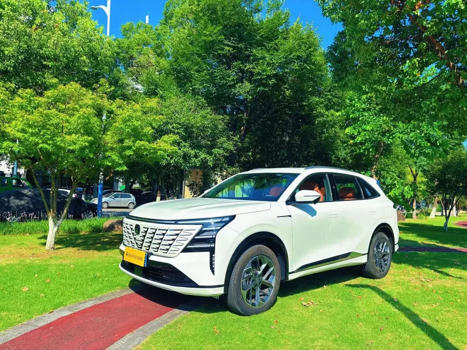 Changan CS75PLUS Changan CS75 PLUS 2025 The fourth generation 1.5T New Blue Whale Smart Premium 2025 — фото 1, купить с доставкой в Москву