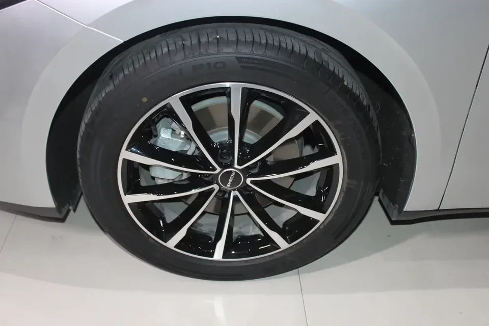 Roewe D7 DMH Roewe D7 DMH 2025 125 World Champion Excellence Edition 2025 — thumbnail 3