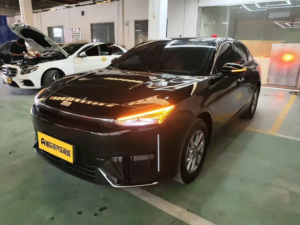 Geely Galaxy L6 Galaxy L6 2025 1.5 EM-i DHT 60KM Sailing Edition 2025 — photo 1, buy with delivery to Moscow