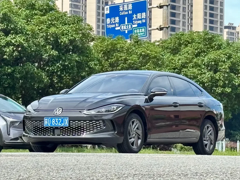 Volkswagen Lamando Lingdu 2024 Lingdu L 280TSI DSG Hot Edition 2024 — photo 1, buy with delivery to Moscow