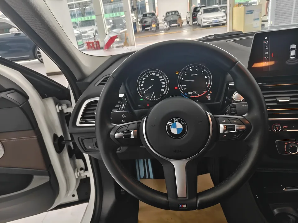 BMW 1 Series BMW 1 Series 2023 120i M Sport Night Edition 2023 — thumbnail 5