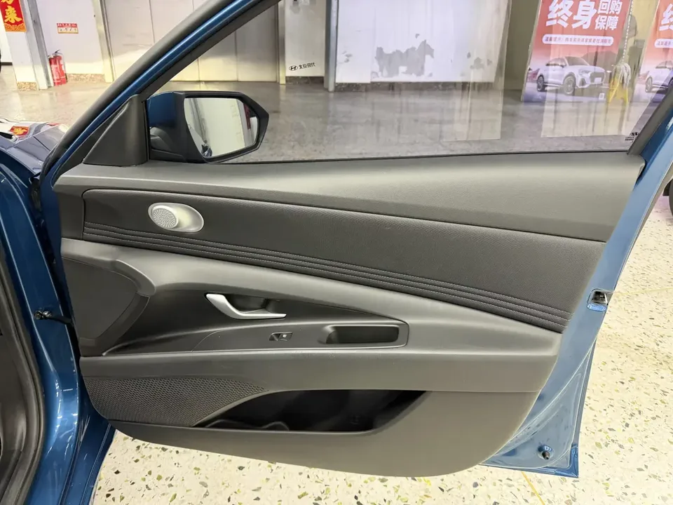 Hyundai Elantra Elantra 2022 1.5L CVT LUX Premium Edition 2023 — миниатюра 4