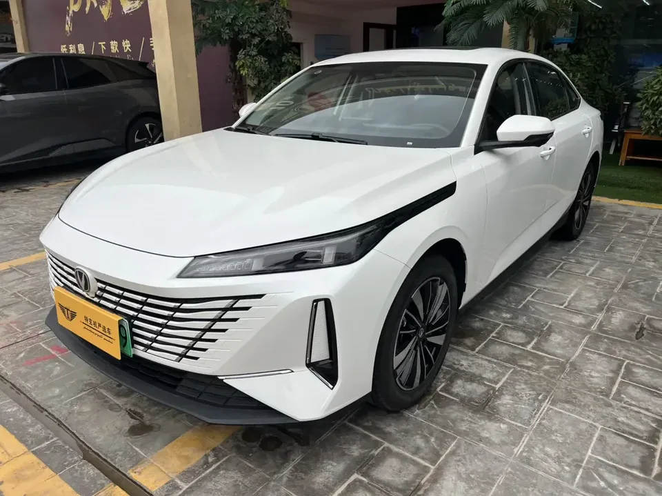Changan Eado PHEV Eado PHEV 2025 Smart New Blue Whale 145KM Battleship Edition 2026 — photo 1, buy with delivery to Moscow