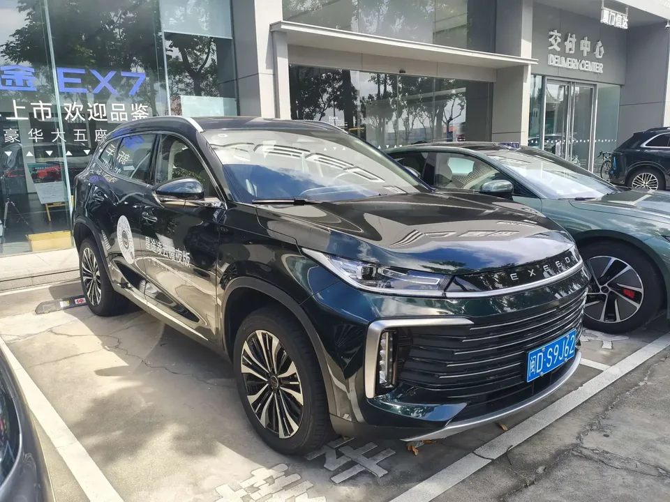 Exeed TXL Stars in the clouds 2024 Lingyun 300T 2WD Star Edition 2024 — photo 1, buy with delivery to Moscow