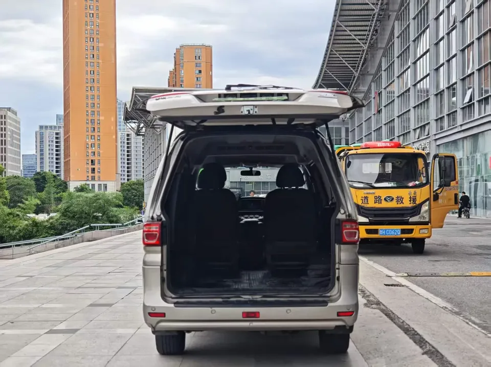 Forthing Lingzhi New Energy Lingzhi New Energy 2022 Regular version luxury 7 seats 2023 — thumbnail 4