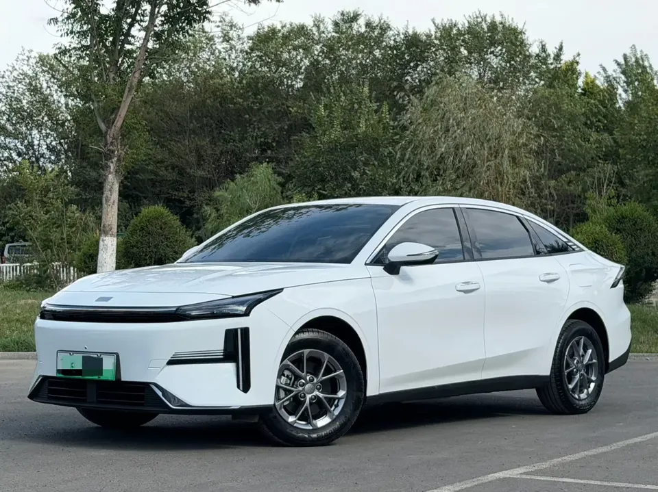 Geely Galaxy L6 Galaxy L6 2025 1.5 EM-i DHT 60KM Sailing Edition 2025 — photo 1, buy with delivery to Moscow