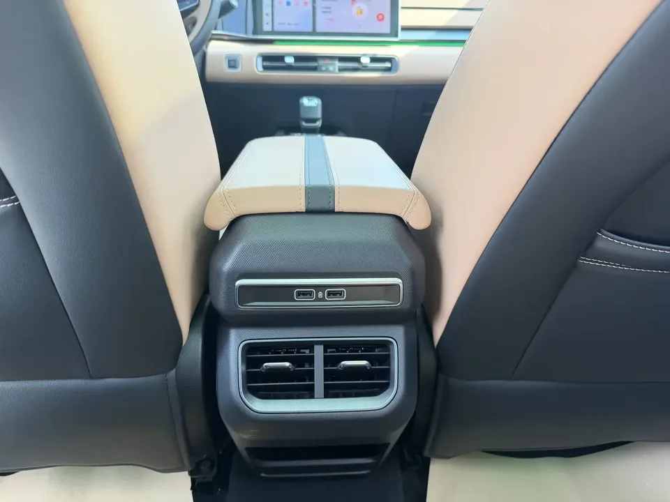 Geely ICON Geely ICON 2023 1.5TD Chocolate Chocolate Edition 2024 — thumbnail 3