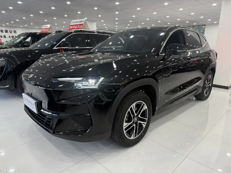 Jietu Shanhai JETOUR SHANHAI L6 JETOUR SHANHAI L6 2024 1.5TD DHT MAX 2025 — photo 1, buy with delivery to Moscow