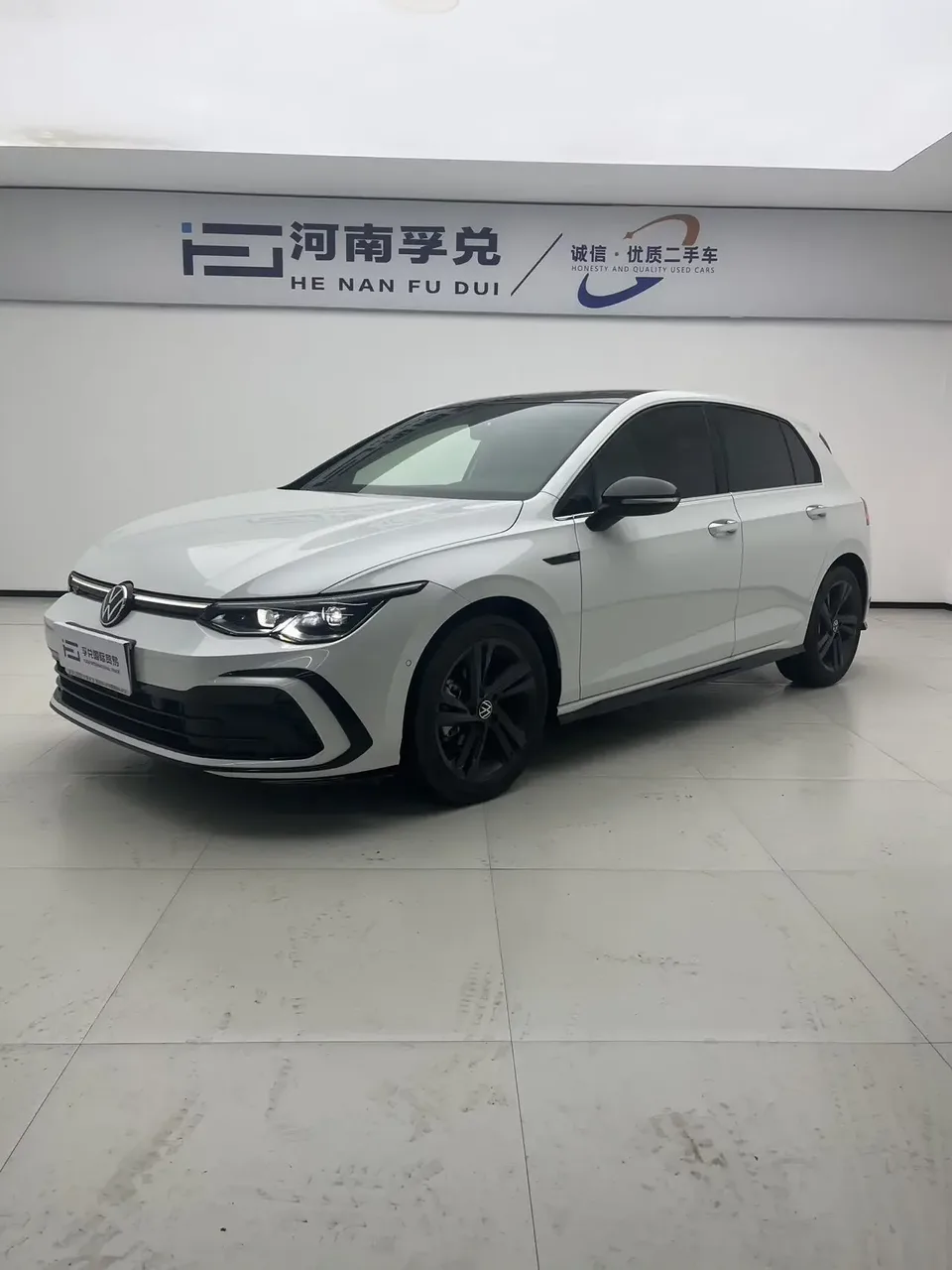 Volkswagen Golf golf 2023 280TSI DSG R-Line Lite 2023 — фото 1, купить с доставкой в Москву
