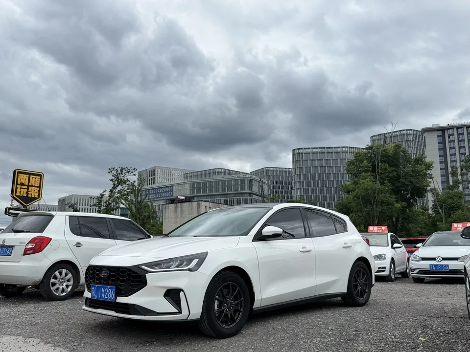Ford Focus fox 2022 Hatchback EcoBoost 180 Automatic Racing Edition 2022 — photo 1, buy with delivery to Moscow