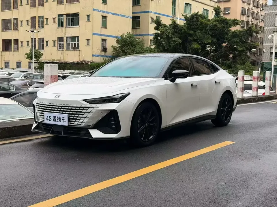 Changan UNI-V Changan UNI-V 2023 1.5T Premium 2023 — photo 1, buy with delivery to Moscow