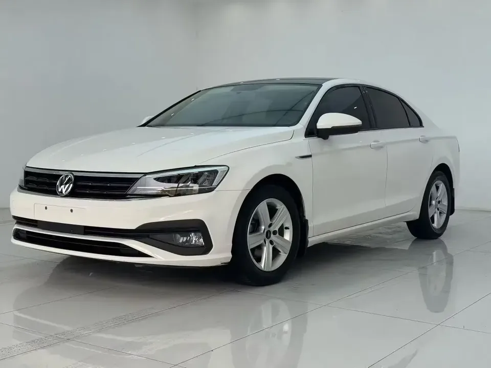 Volkswagen Lamando Lingdu 2021 230TSI DSG Fashion Edition 2022 — photo 1, buy with delivery to Moscow