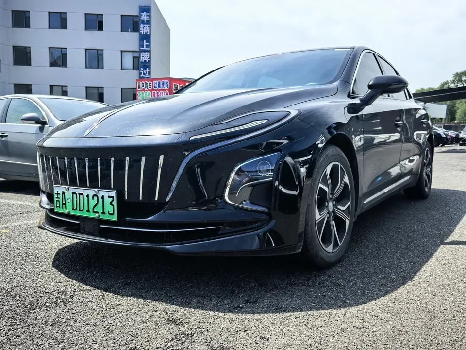 Hongqi E-QM5 Hongqi E-QM5 2024 450km travel version 100kW 2024 — photo 1, buy with delivery to Moscow