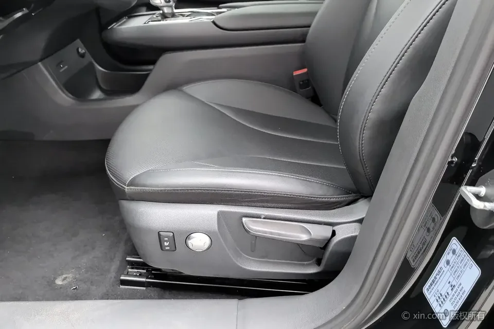 Hongqi E-QM5 Hongqi E-QM5 2024 500km travel version 100kW 2025 — thumbnail 4