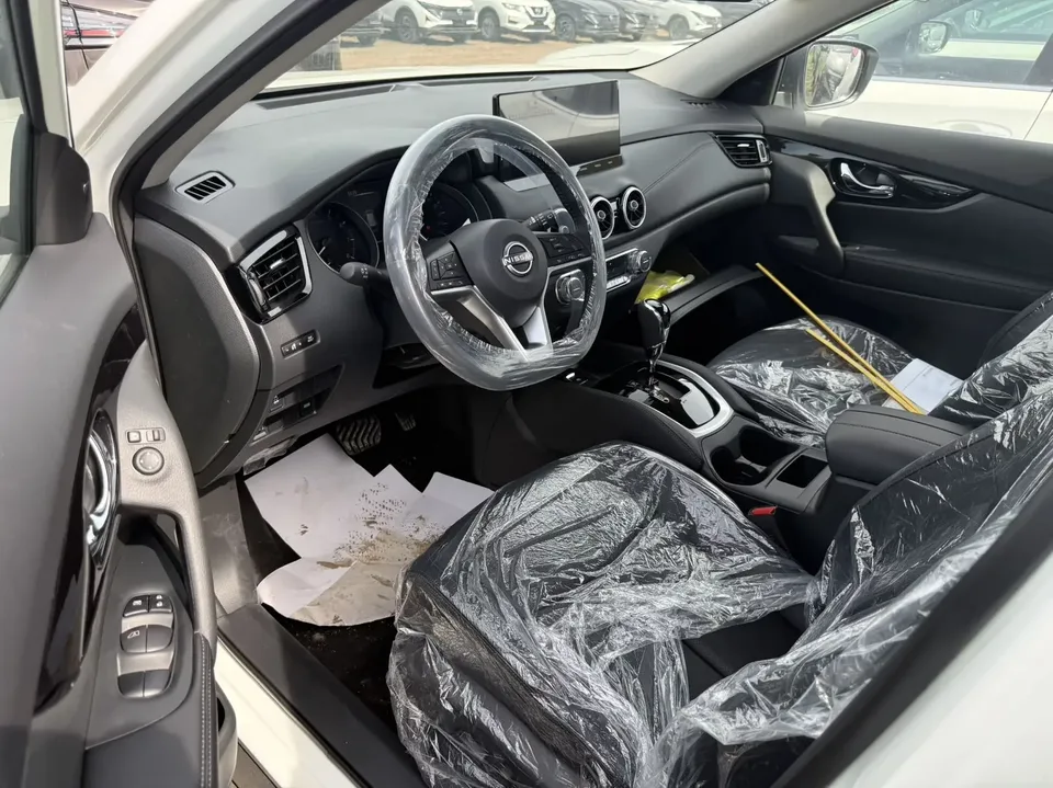 Nissan X-Trail Qijun 2025 Honor 2.0L 2WD Leading Edition 2026 — thumbnail 3
