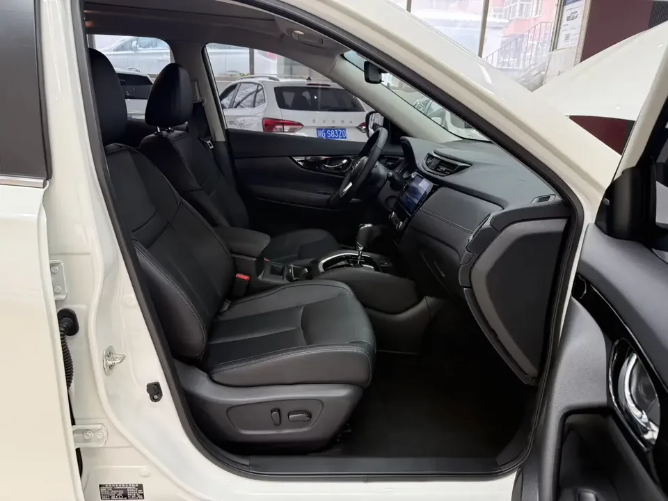 Nissan X-Trail Qijun 2022 2.0L 2WD Smart Link Premium Edition 2023 — thumbnail 5