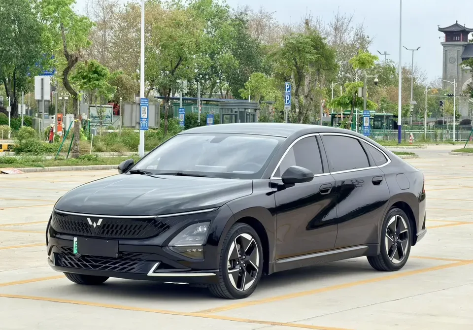 Wuling Starlight PHEV Wuling Starlight PHEV 2023 150 Advanced Version 2024 — photo 1, buy with delivery to Moscow